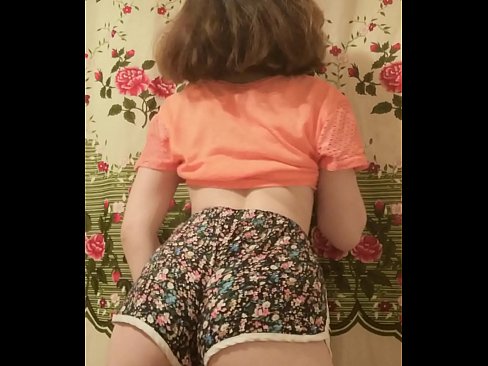 ❤️ Сексуальна молода красуня знімає шорти на камеру ❤❌ Порно-відео у нас